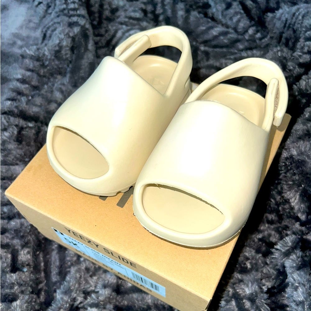 Adidas Yeezy slides infant
